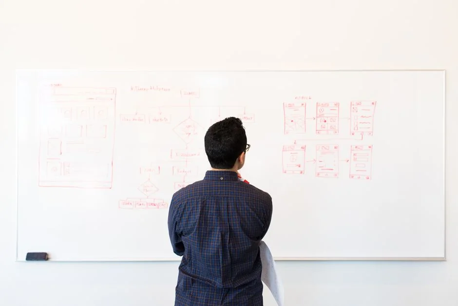 Un espace de travail contemporain équipé de deux écrans d’ordinateur affichant des projets de conception web, mettant en avant la technologie et la productivité.